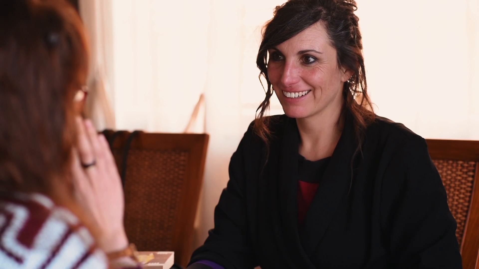 Ana conversando con una estudiante